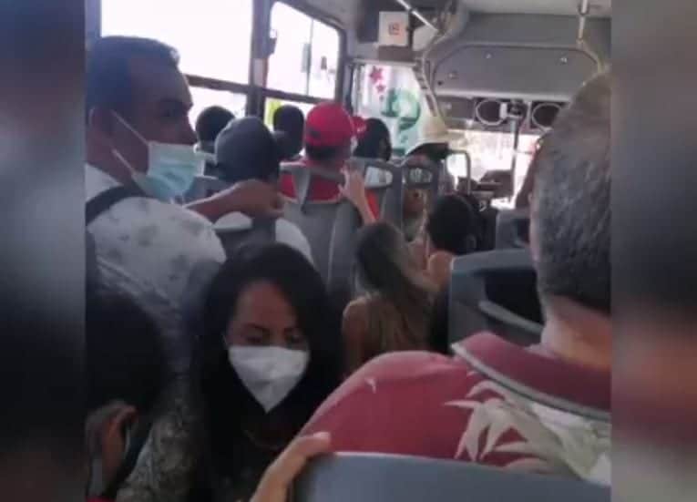 VIDEO: Chofer de autobús en Cancún pide a usuarios agacharse para no ser multado