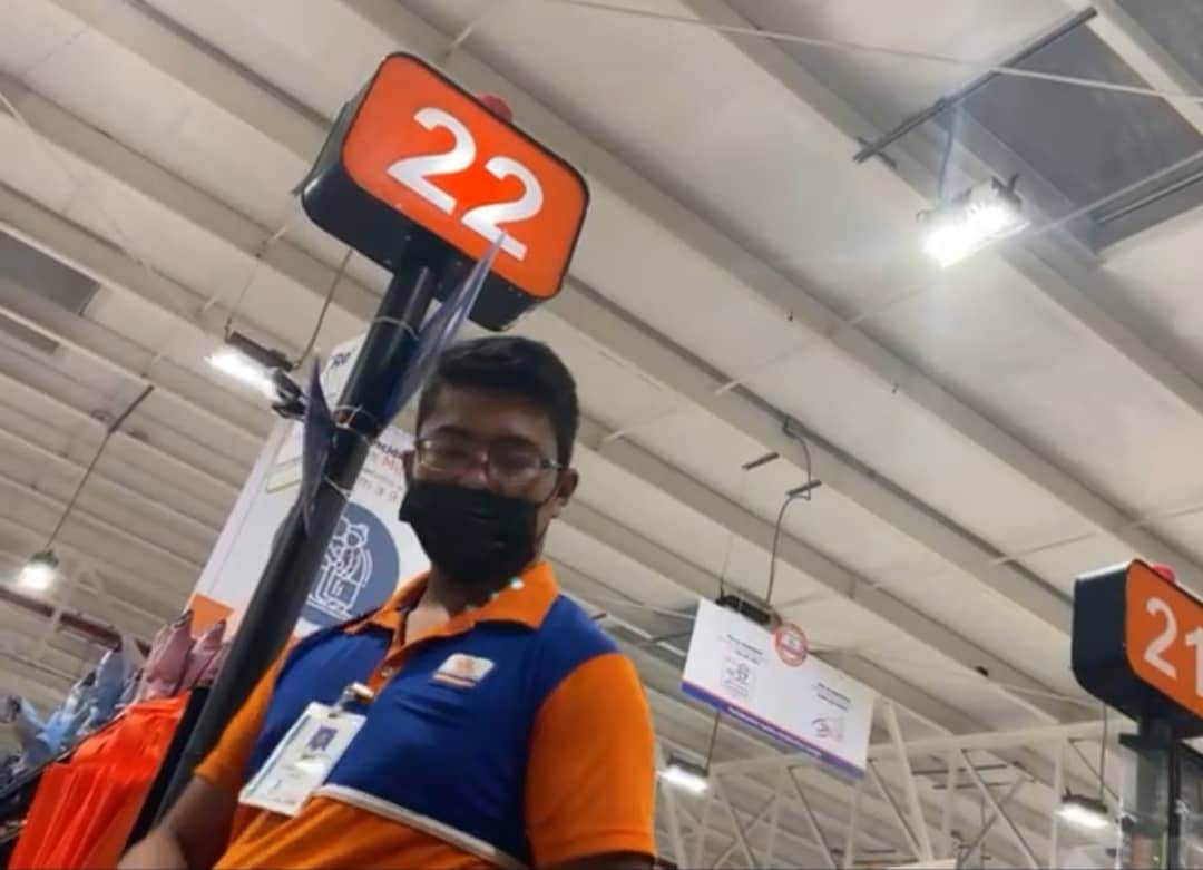 VIDEO: Captan a cajero de Chedraui en Playa del Carmen tosiendo al frente de los clientes