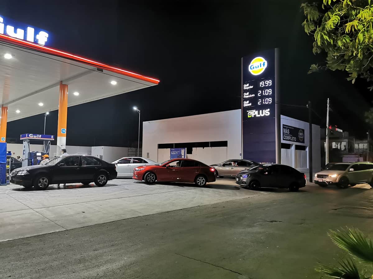 Largas filas comienzan a formarse en las gasolineras de Chetumal