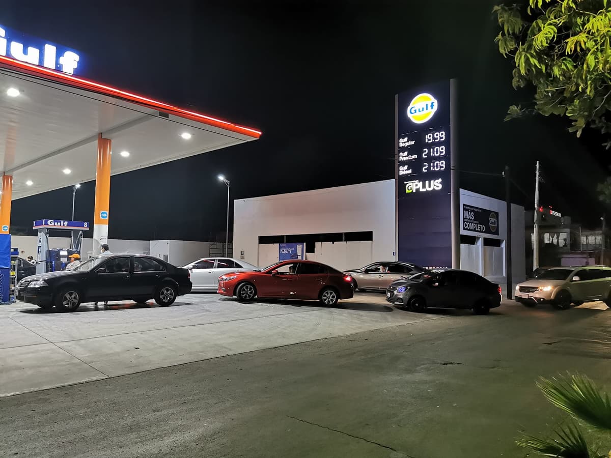 Largas filas comienzan a formarse en las gasolineras de Chetumal