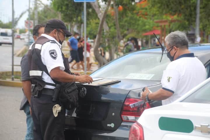 Molestias y confrontaciones en operativo de policías de Tránsito en Cancún