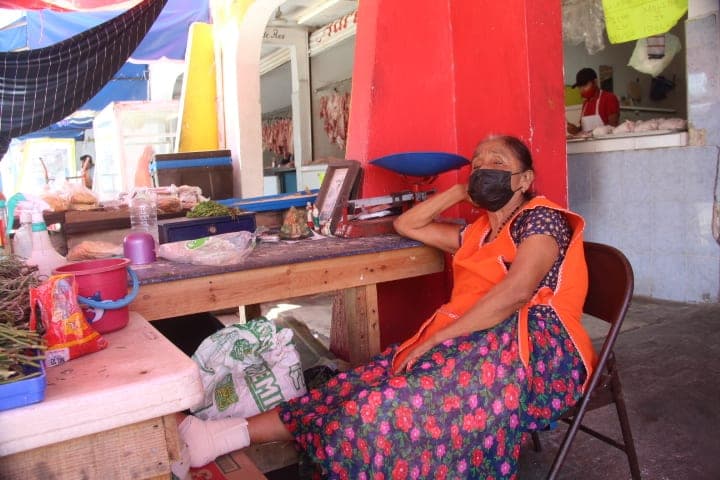 Anciana enferma de 70 años trabaja en mercado de Cancún para sobrevivir