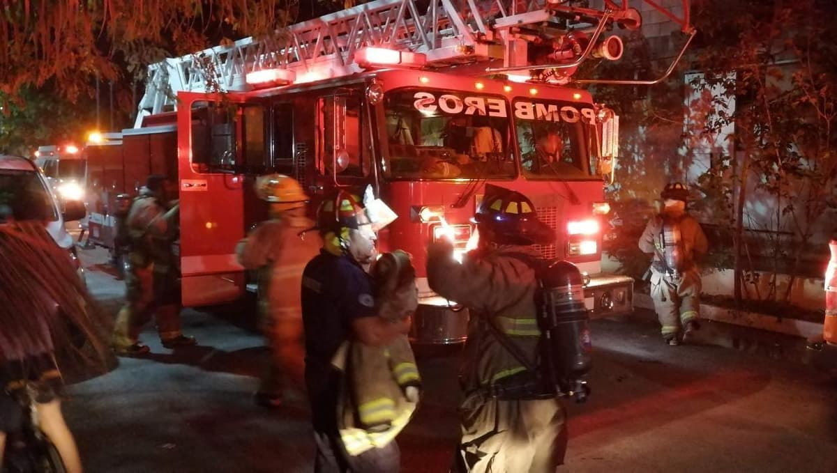 Queman camioneta en Playa del Carmen y dejan amenaza