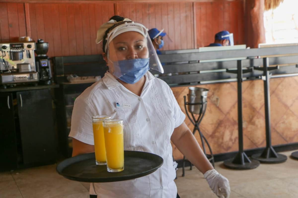 Personal turístico de la Riviera Maya esperan apoyo del Gobierno Federal para vacunación