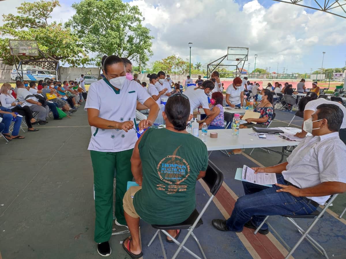 Video: Ágil y sin largas filas, vacunación de los de 40 y más en Cancún