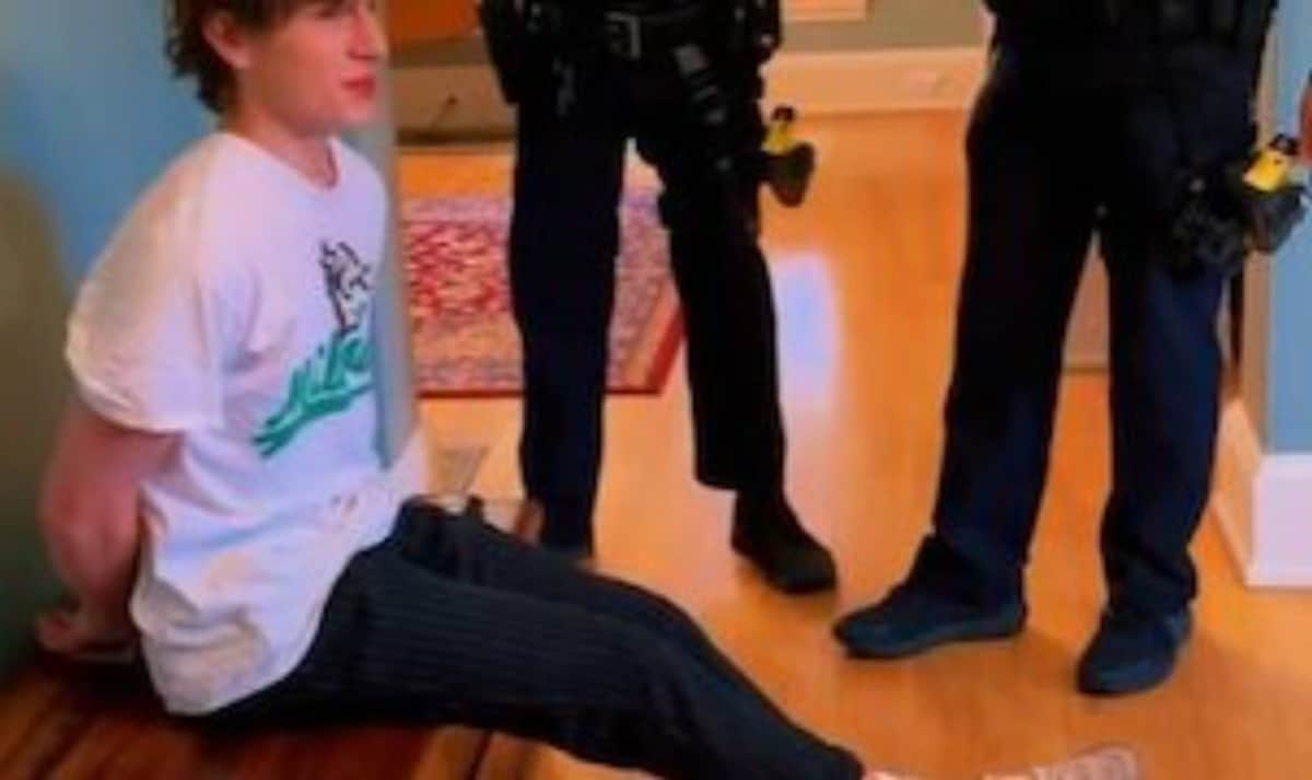 Borracho irrumpe casa llena de policías, se queda dormido y despierta esposado