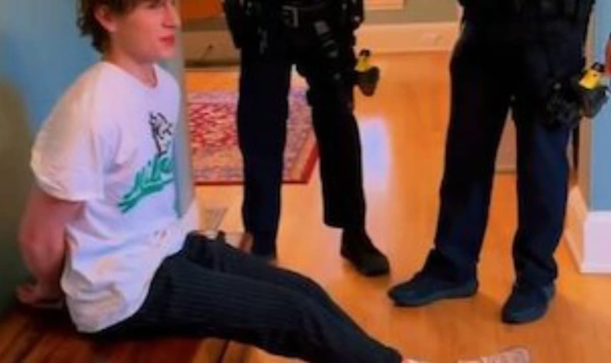 Borracho irrumpe casa llena de policías, se queda dormido y despierta esposado