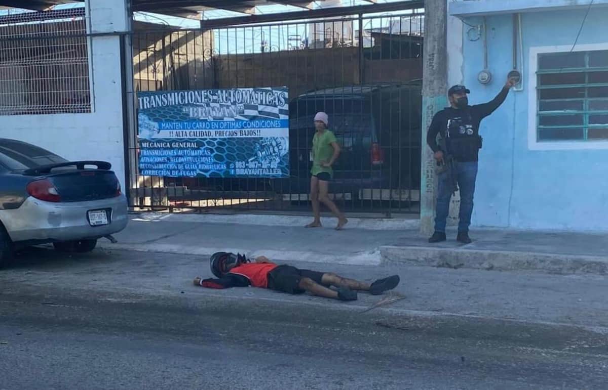 Sujetos en un automóvil ejecutan a motociclista en Chetumal