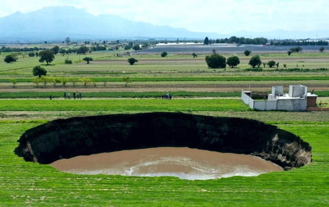 VIDEOS: Se abre en Puebla un socavón gigante que ya alcanza 60 metros de diámetro