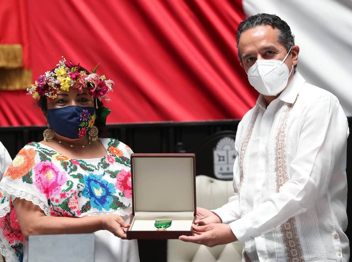 Recibe Maritza del Carmen Yeh Chan Medalla al Mérito Indígena Maya “Cecilio Chí”