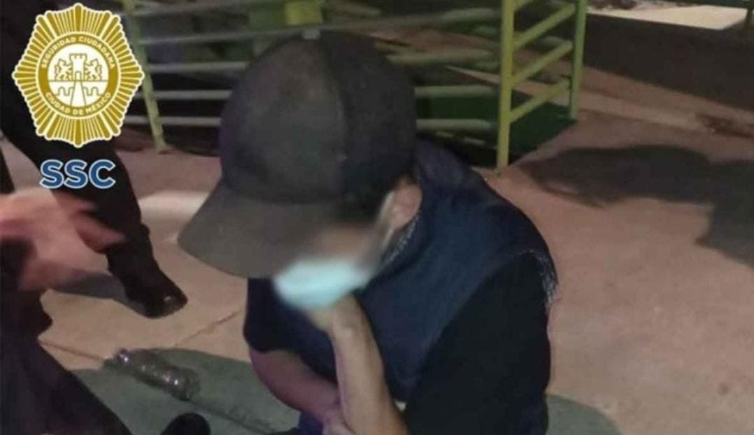 Policías evitan que joven se arroje desde puente peatonal en Cdmx