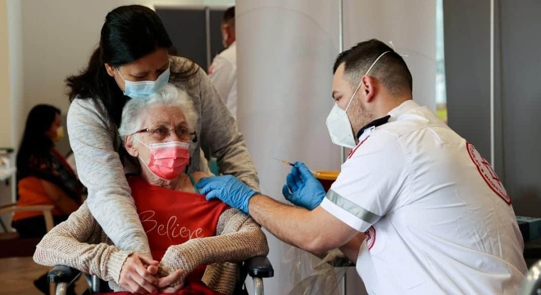 Aplicarán tercera dosis Pfizer a mayores de 60 años en Israel