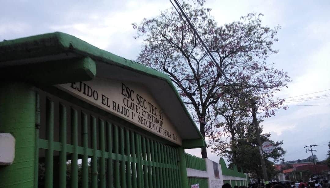 Asesinan a director de secundaria y calcinan su auto