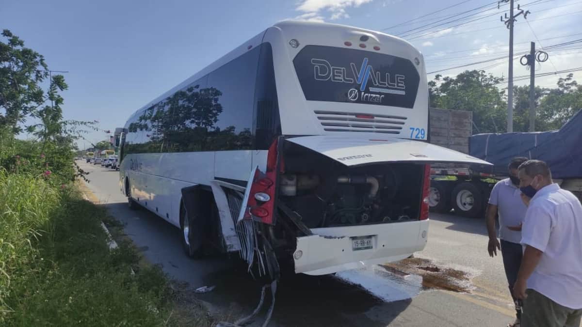 Autobús provoca accidente en carretera federal al norte de Playa del Carmen