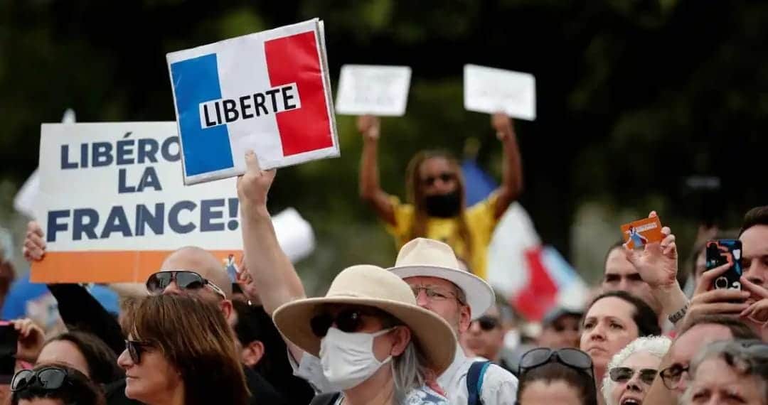 Video: Protestas de antivacunas en Francia acaban en disturbios