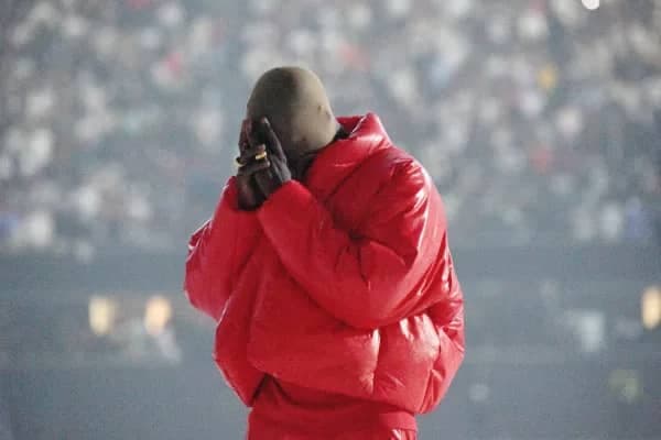 Kanye West se arrodilla en su concierto por "perder a su familia"