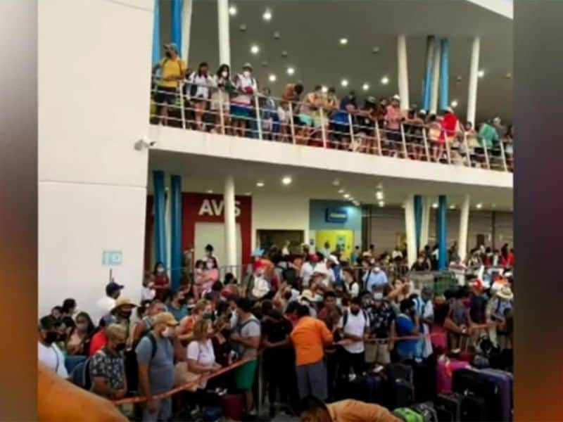 Turistas se amontonan para abordar buque en Cozumel