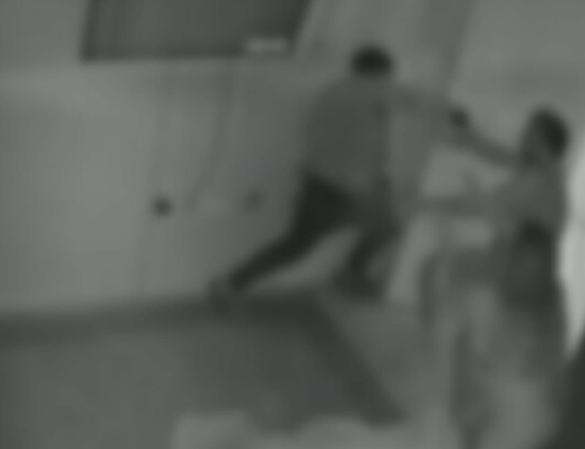 VIDEO: Apuñala salvajemente a su ex por acostarse con otro hombre