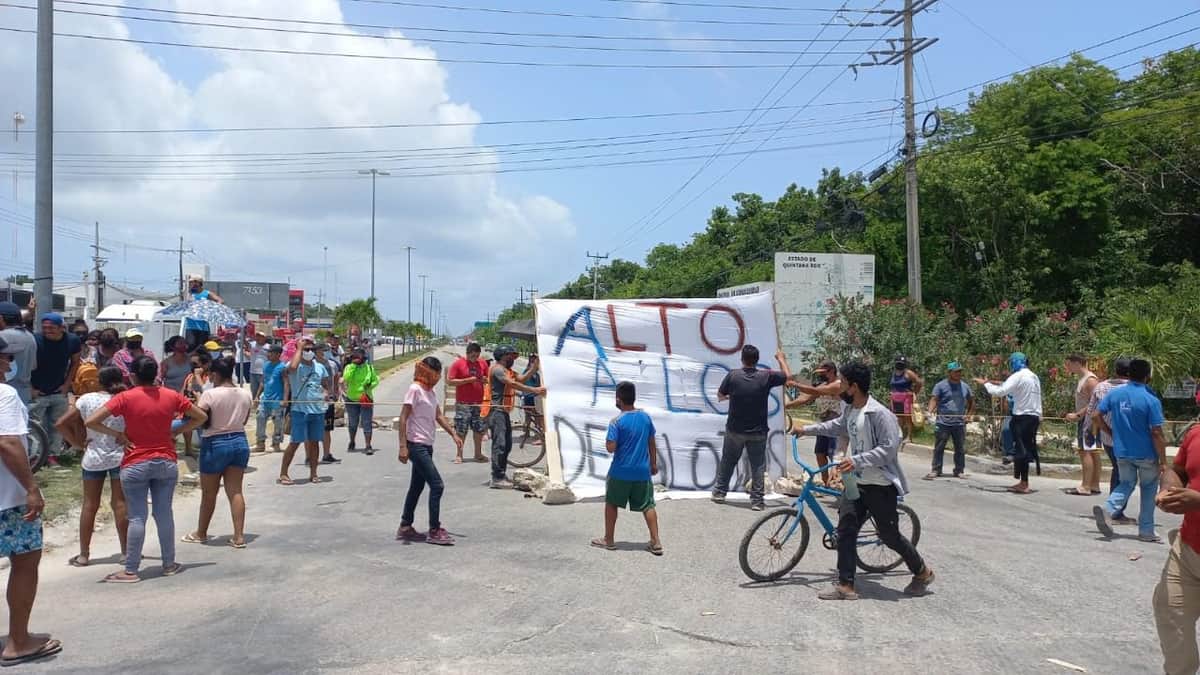 VIDEO: Invasores bloquean acceso a Tulum; protestan por ser desalojados