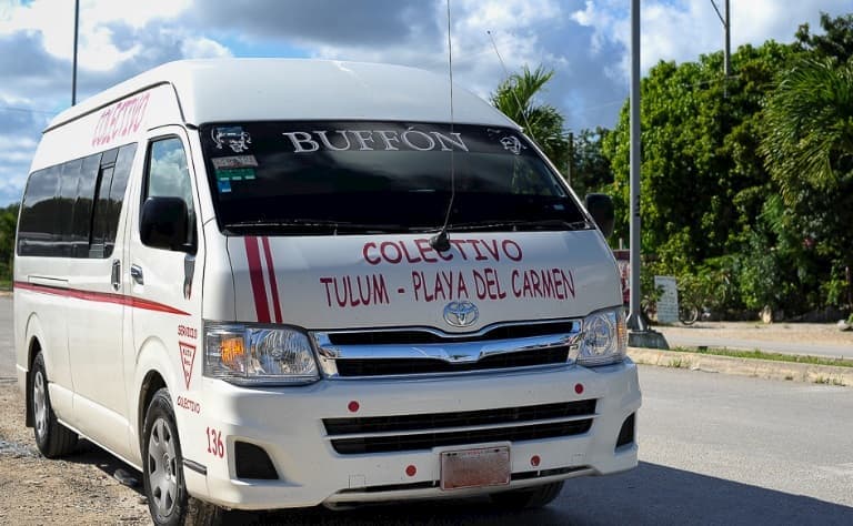 Reportan turistas ataque armado a van en Tulum