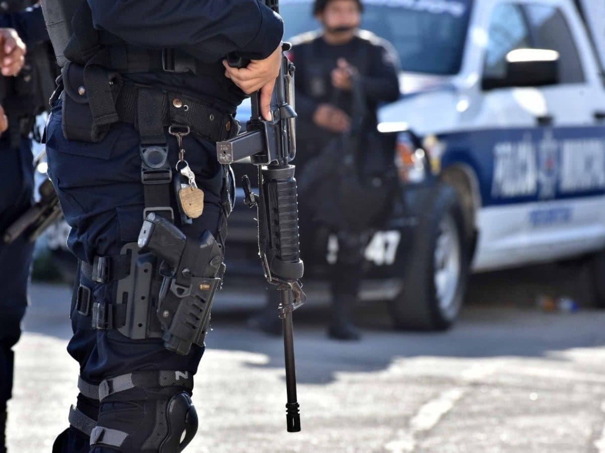 Policías capturan a tres hombres armados en la SM 7 en Cancún