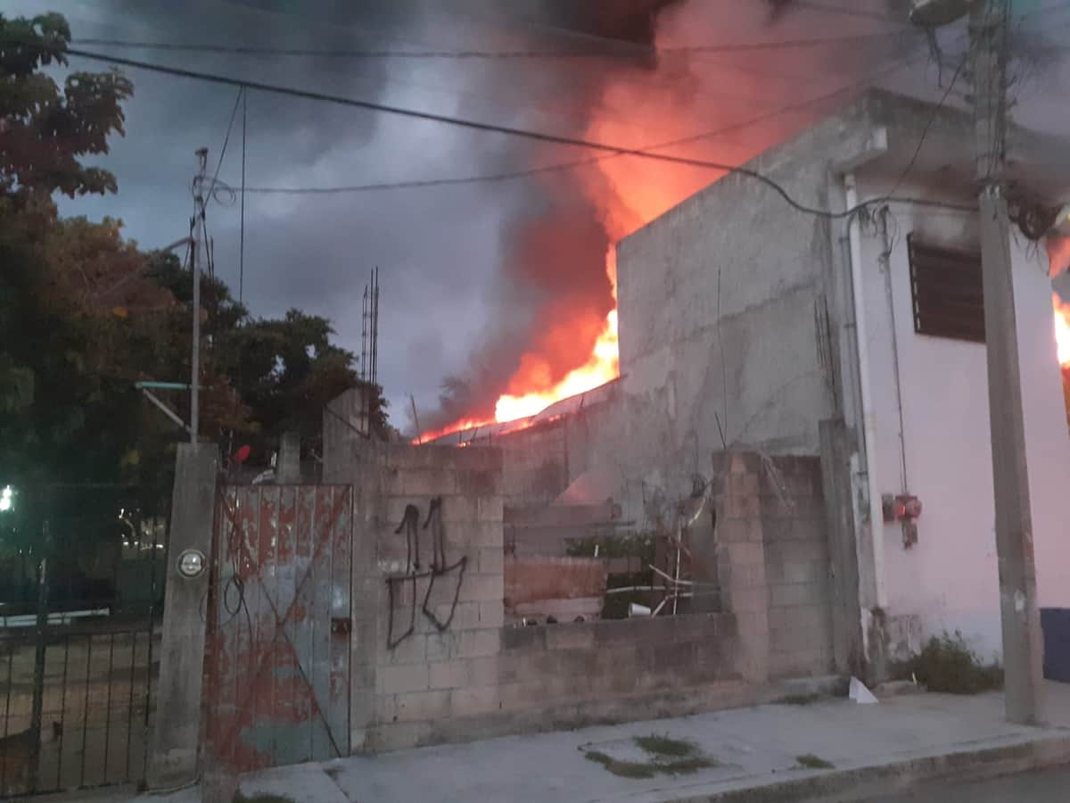 Se incendia bodega de muebles de hotel en Playa del Carmen