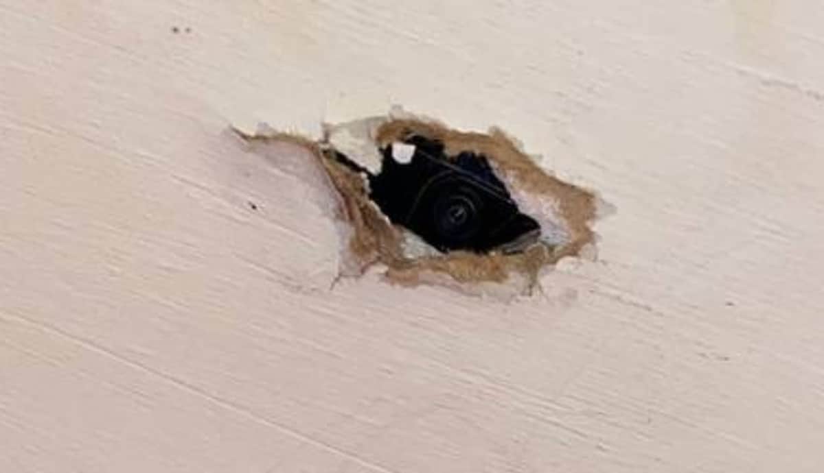 Hallan cámara oculta en baño de mujeres de un bar en Zacatecas y causa polémica