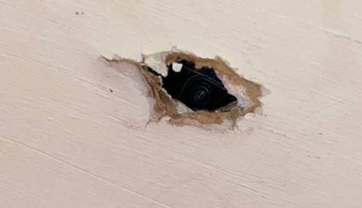 Hallan cámara oculta en baño de mujeres de un bar en Zacatecas y causa polémica