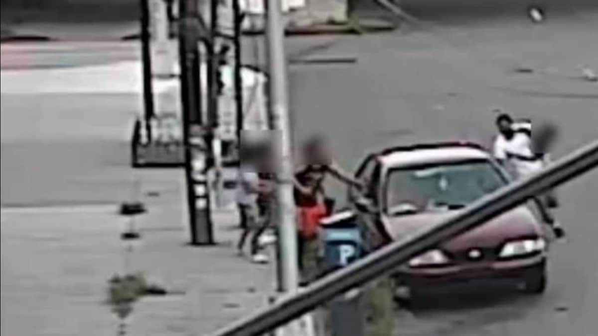 Mujer evita secuestro de un niño de 5 años al sacarlo por la ventana del coche