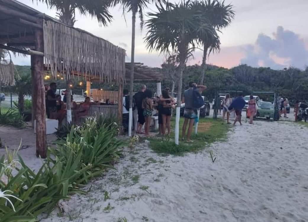 Clausuran fiesta clandestina en Tulum con más de 150 personas