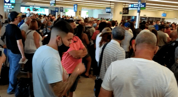 ¿Y EL COVID? A reventar y sin sana distancia Aeropuerto Internacional de Cancún