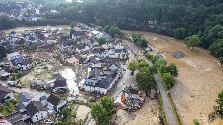 VIDEOS: Terribles inundaciones en Alemania dejan 120 muertos y 1,300 desaparecidos