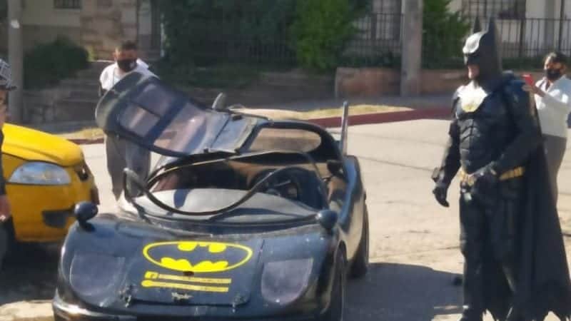 Batman choca su batimóvil contra un taxi y se vuelve viral