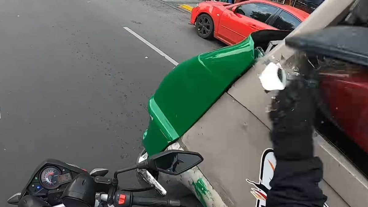 Video: Micro le cierra el paso a motociclista; éste le destroza el espejo retrovisor