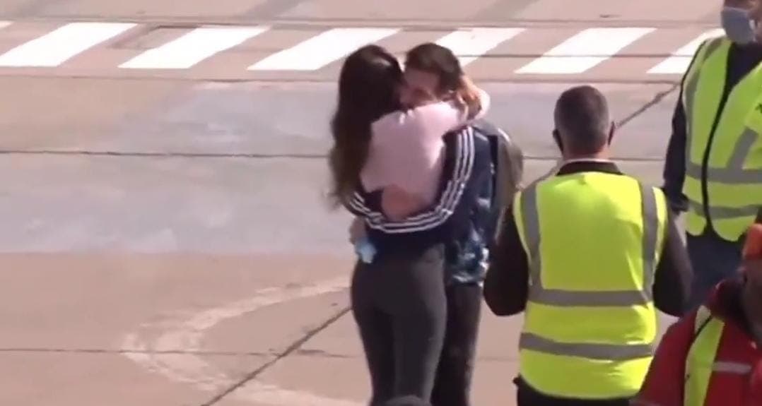 Video: Messi llega a Argentina y su esposa Antonella lo recibe a besos
