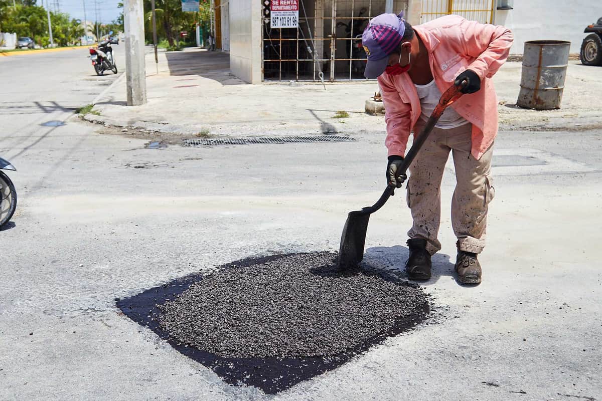 Cozumel realiza trabajos de bacheo en vialidades de la isla