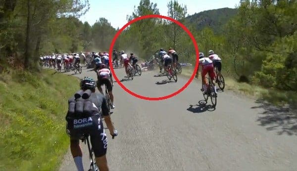VIDEO: Ciclistas sufren brutal caída hacia un barranco durante ‘Tour de Francia 2021’