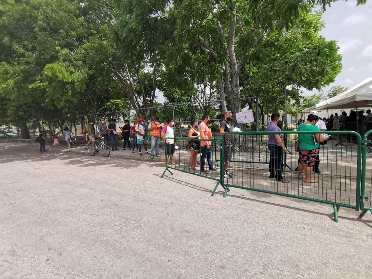 Asisten últimos rezagados de la tercera edad a vacunarse contra el COVID-19 en Cancún