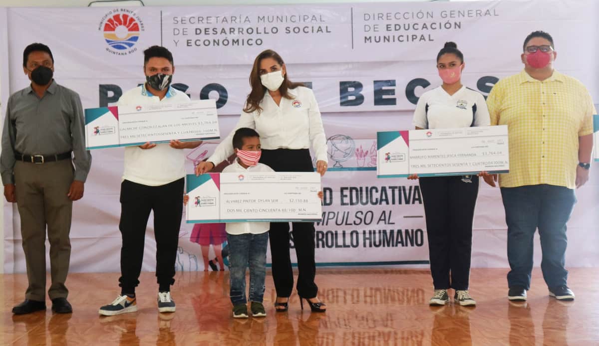 Cumple Benito Juárez con el segundo pago de becas municipales a los alumnos