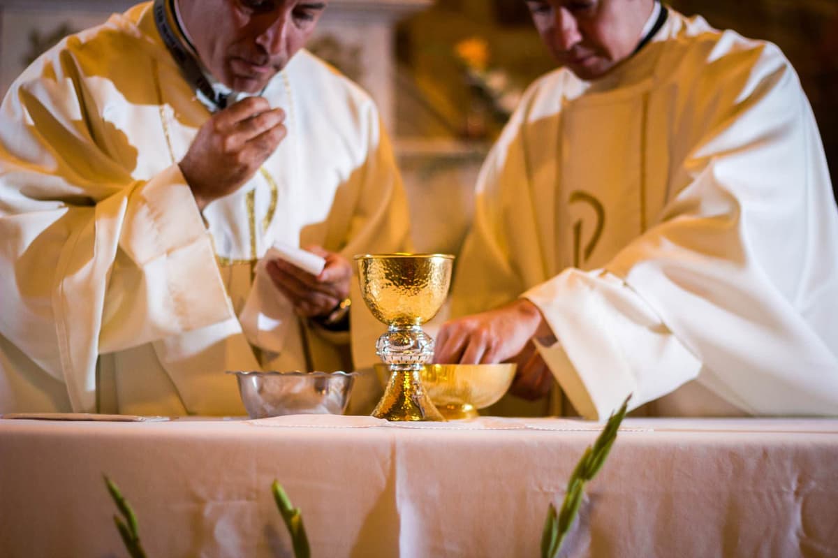 Sacerdotes le niega comunión a vacunados contra Covid-19 porque dicen 'son anticristo'
