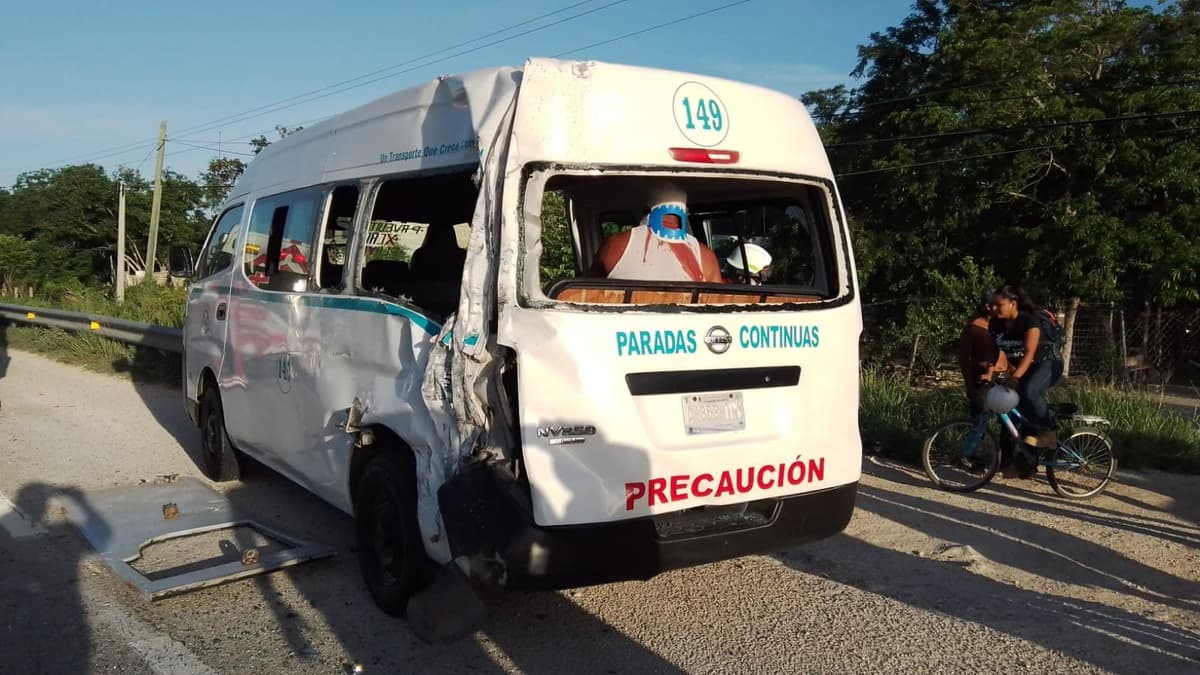 Accidente entre van de pasajeros y camión en Playa del Carmen: un lesionado