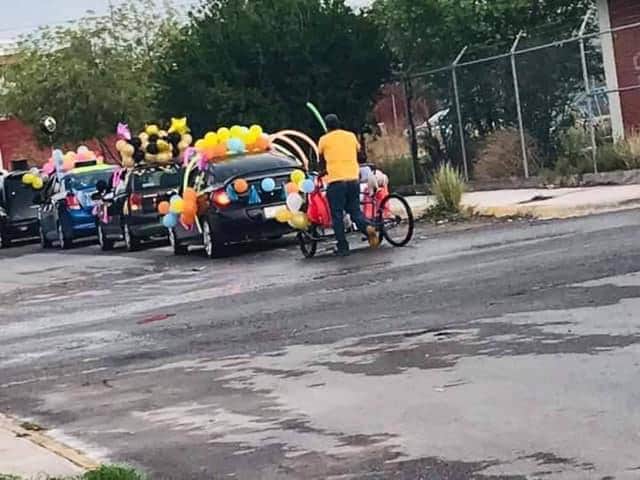 ¡Conmovedor! Padre adorna triciclo para que su hijo pueda participar en caravana escolar