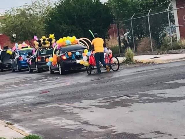¡Conmovedor! Padre adorna triciclo para que su hijo pueda participar en caravana escolar