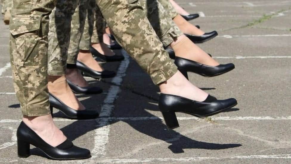 Marchan en tacones, mujeres del Ejército de Ucrania y desatan polémica