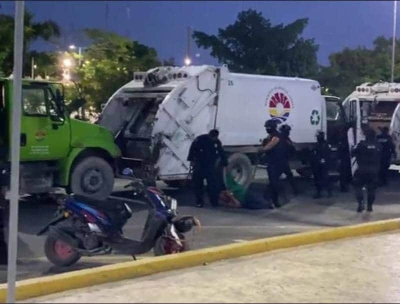 Policías de Cancún golpean a adulto mayor durante manifestación