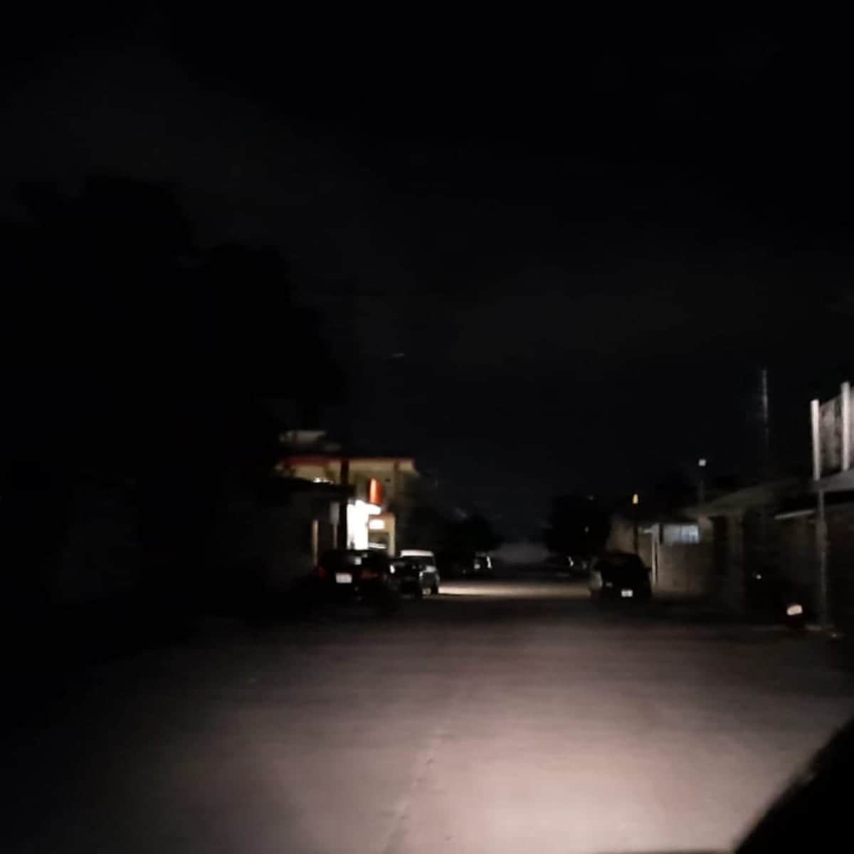 Vecinos de Cancún llevan más de 14 horas sin electricidad por explosión de transformador