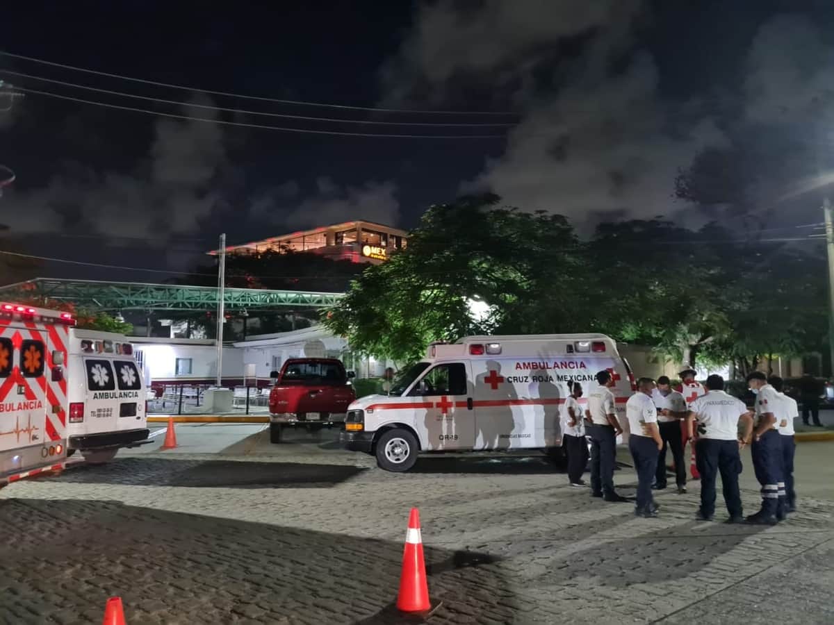 Agreden manifestantes a policías de Cancún: les avientan piedras