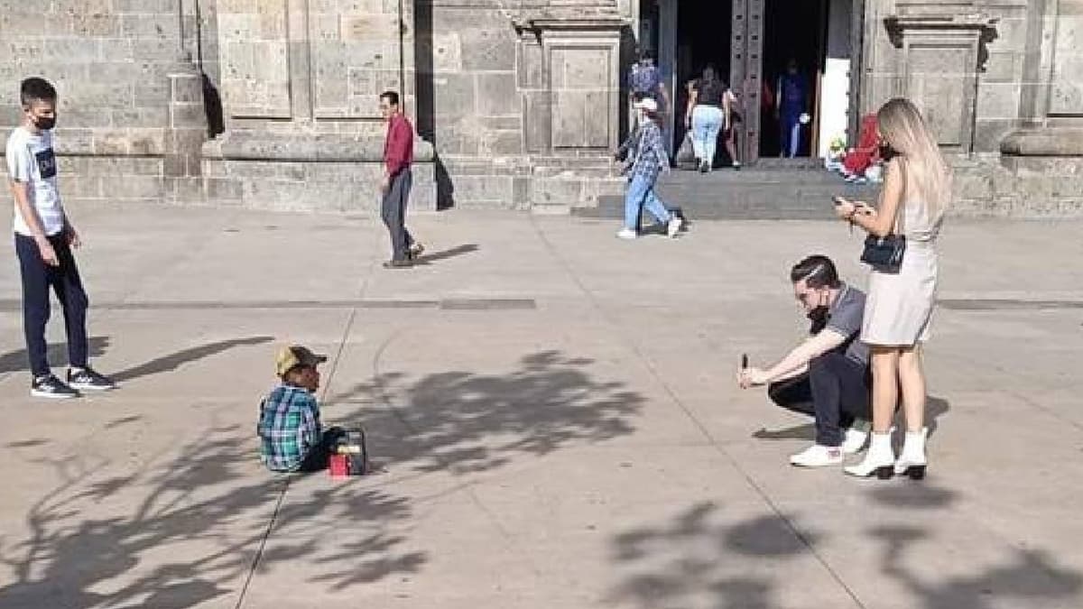 FOTOS: Exhiben en redes a pareja tomando fotos a niño que pedía limosna