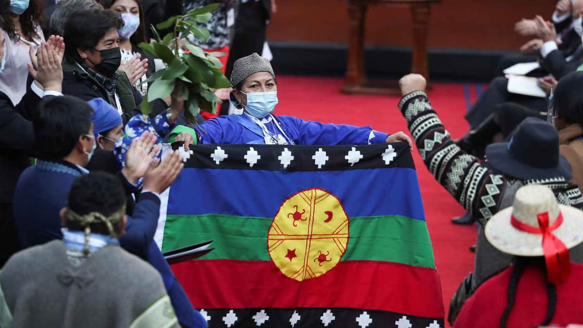 Mujer indígena liderará la redacción de una nueva Constitución en Chile