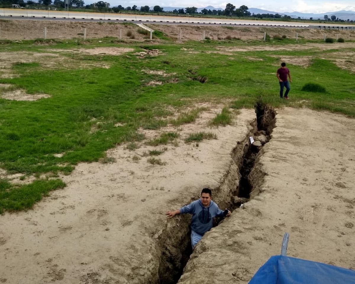 FOTOS: Se forman grietas enormes cerca de obra del NAIM en Texcoco